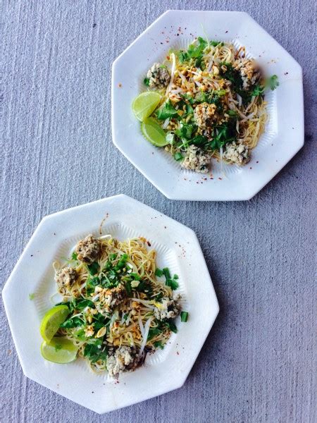 thai-noodle-bowl-recipe-kuay-tiaw-haeng-thai-foodie image