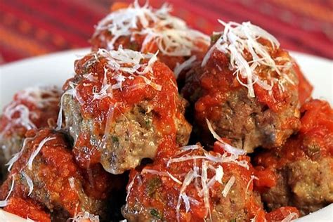 classic-italian-meatballs-the-yummy-life image