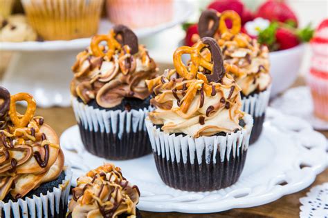 chocolate-peanut-butter-pretzel-cupcakes-home image