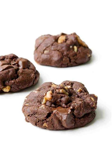 chunky-walnut-chocolate-cookies-new-york-style image