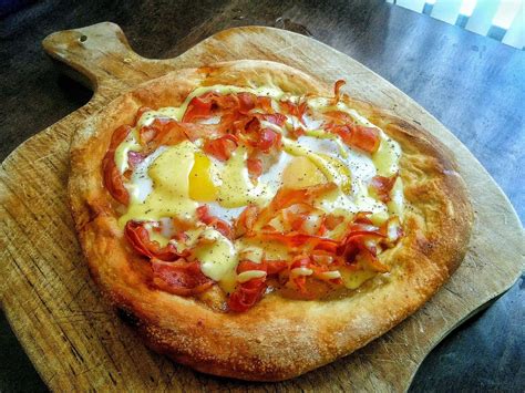 eggs-benedict-breakfast-pizza-food image