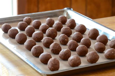 chocolate-rum-balls-weekend-at-the-cottage image