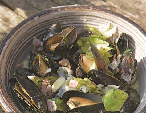 mussels-with-cider-leeks-and-bacon-river-cottage image