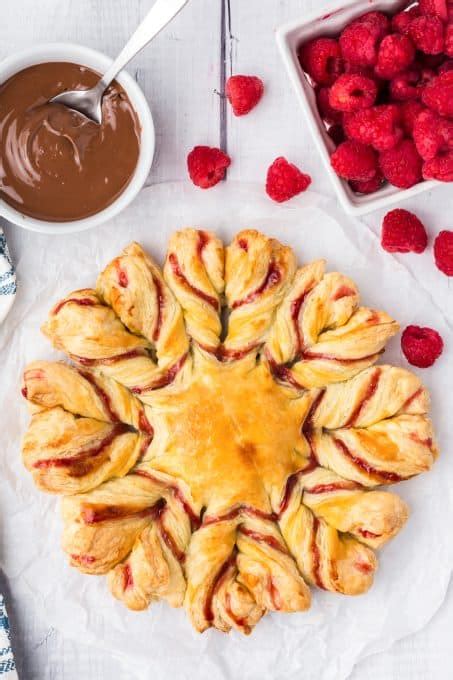 easy-raspberry-star-bread-with-puff-pastry-365-days image
