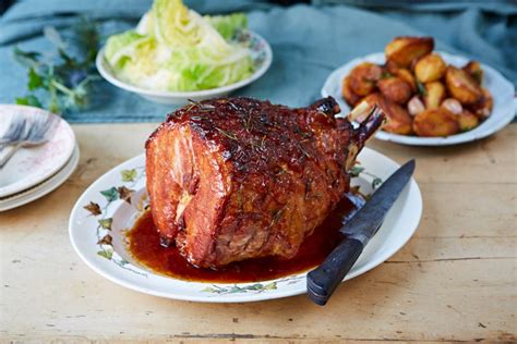 how-to-cook-the-perfect-roast-ham-features image