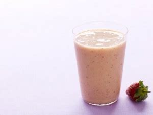 strawberry-banana-papaya-smoothie-recipe-chatelaine image