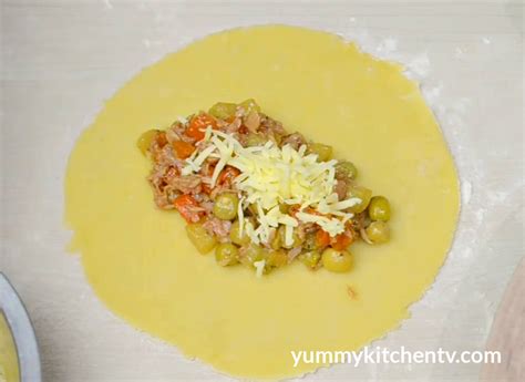 tuna-empanada-yummy-kitchen image