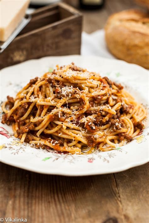 traditional-spaghetti-bolognese-vikalinka image