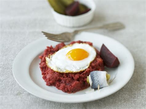corned-beef-and-vegetable-hash-with-eggs-labskaus image