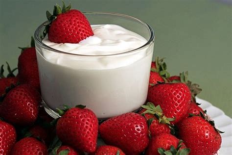strawberries-and-cream-dip-a-healthy-makeover image