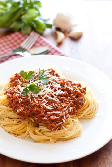 spaghetti-with-meat-sauce-authentic-italian-style image