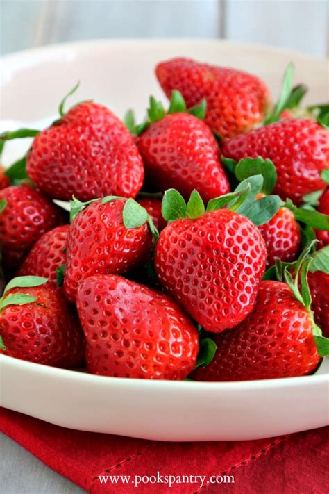 strawberry-spritzer-recipe-with-ros-wine image