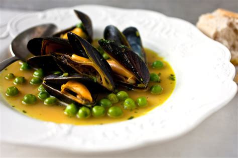 curry-laced-moules-la-marinire-with-fresh-peas image