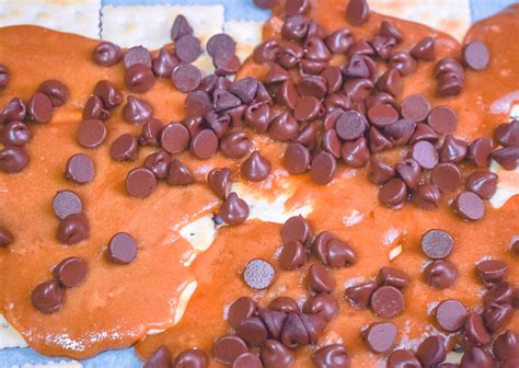 how-to-make-microwave-chocolate-cracker-toffee image