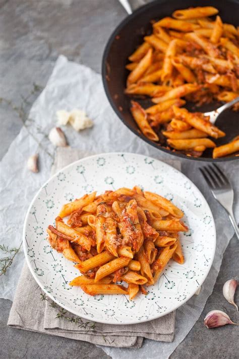 15-minutes-spicy-penne-in-tomato-sauce-with-salami image