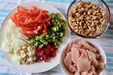 gai-pad-med-mamuang-thai-cashew-chicken image