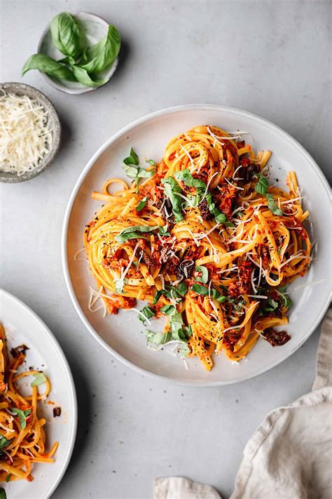 roasted-red-pepper-and-sundried-tomato-pasta-cupful-of-kale image