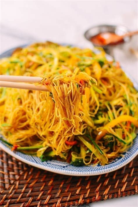 vegetarian-singapore-noodles-the-woks-of-life image