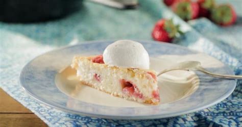 buttermilk-strawberry-skillet-cake-with-strawberry image