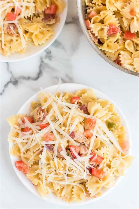 creamed-pasta-with-bacon-vegetables-bacon-pasta image