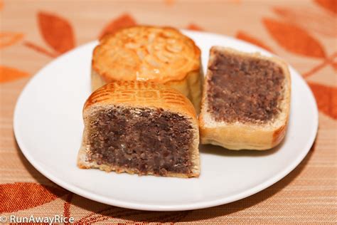 mooncakes-with-sweet-red-bean-filling-banh-trung image