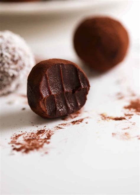 easy-chocolate-truffles-recipetin-eats image