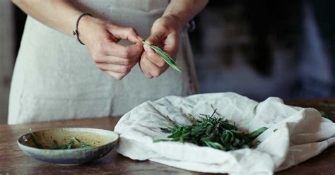 8-surprising-benefits-and-uses-of-tarragon-healthline image