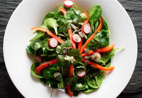 baby-spinach-salad-recipe-eatwell101 image