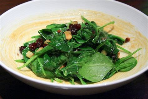sauteed-spinach-with-pine-nuts-and-raisins-recipe-spanish image