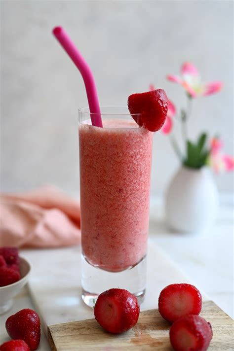 smoothie-with-orange-juice-and-berries-mia-kouppa image