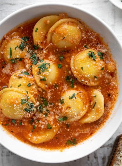 quick-and-easy-cheese-ravioli-soup-how-sweet-eats image