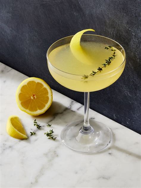 bees-knees-cocktail-recipe-how-to-make-a-bees image