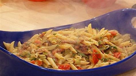 creamy-blt-pasta-recipe-rachael-ray-show image