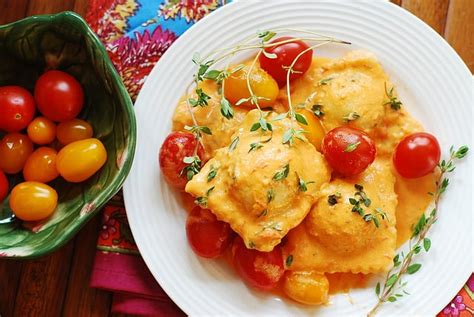 ravioli-with-spinach-and-ricotta-cheese-filling-in-tomato image