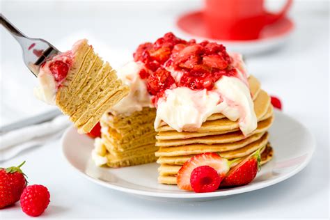 delicious-and-easy-strawberry-cheesecake-pancakes image