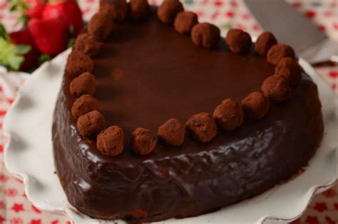 chocolate-heart-cake-joyofbakingcom-video image