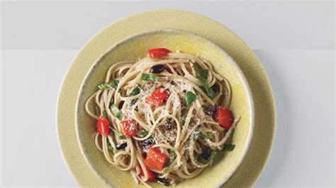 linguine-with-red-bell-peppers-and-kalamata-olives image