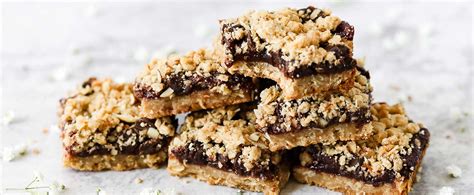 chocolate-raspberry-streusel-squares-recipe-quaker-oats image