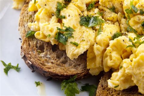 why-do-scrambled-eggs-get-watery-leaftv image