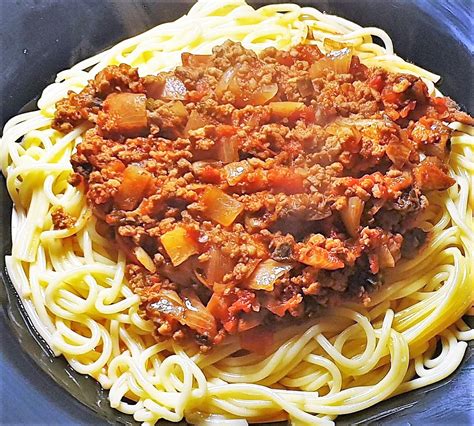 homemade-chili-bolognese-sauce-with-spaghetti image