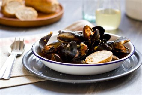 garlic-chilli-and-tomato-mussels-wholesome-cook image