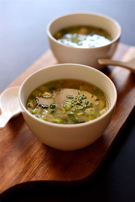 15-minute-miso-soup-with-greens-tofu-minimalist image