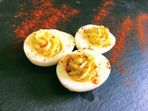 garlic-devilled-eggs-for-potlucks-vintage-kitchen-vixen image