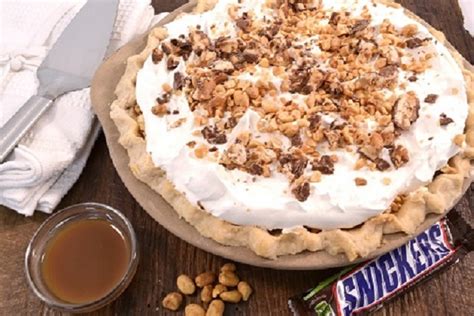 snickers-no-bake-pie-recipe-cream-cheese-dessert image