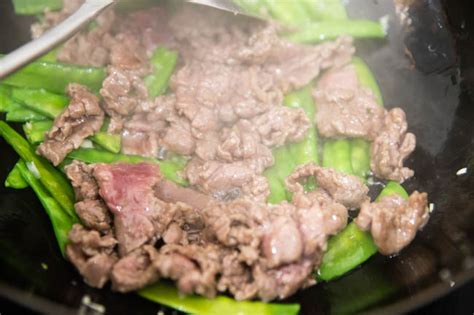 beef-with-snow-pea-stir-fry-china-sichuan-food image