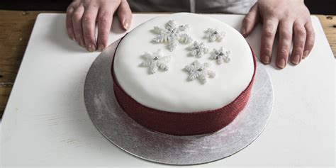 how-to-ice-a-christmas-cake-great-british-chefs image