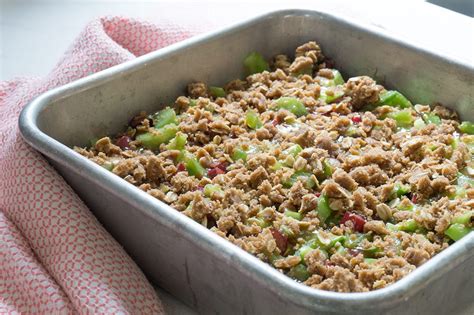 old-fashioned-rhubarb-crunch-with-crumble-top image