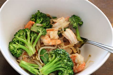 easy-low-carb-shrimp-and-bean-sprout-stir-fry image
