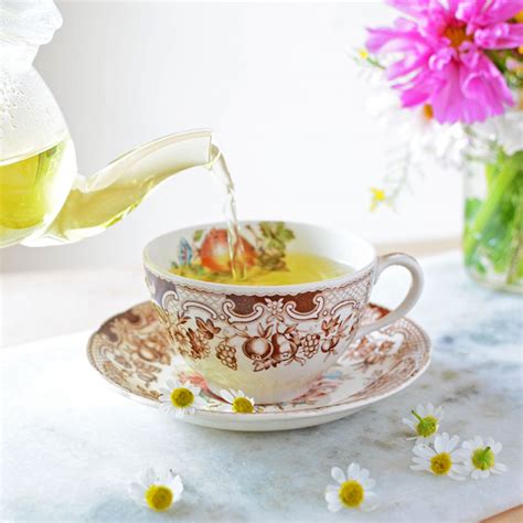 how-to-make-chamomile-tea-with-fresh-flowers image