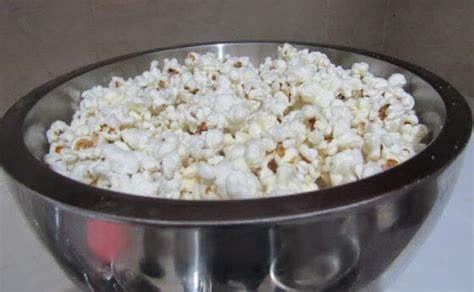 recipe-movie-theater-style-buttered-popcorn-in-4 image
